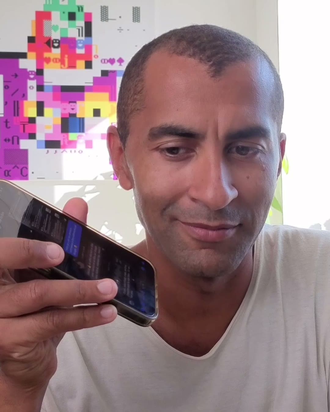 Fred, fondateur de Location-Direct, écoute sur son téléphone le message vocal de Jérôme