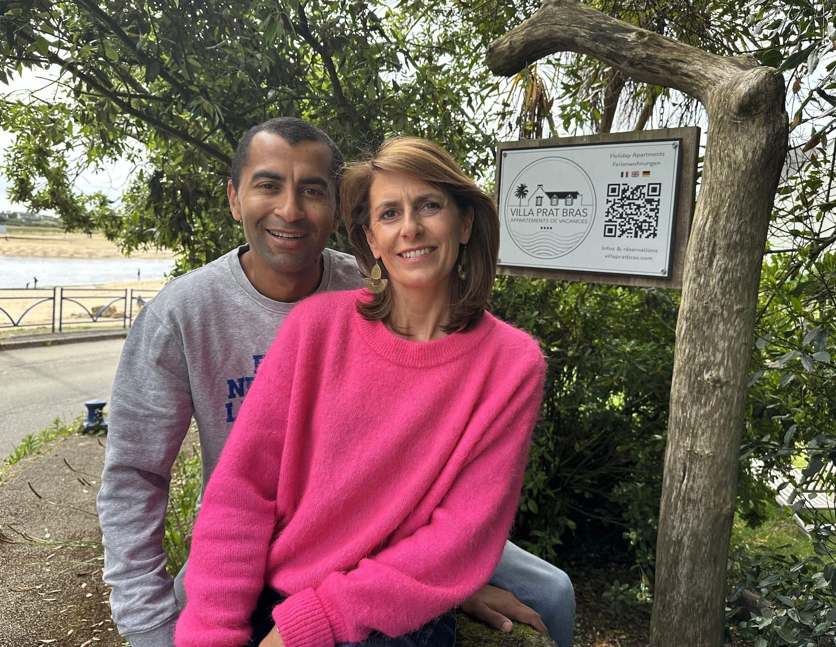 Anna et Fred devant la Villa Prat Bras, leur location en Bretagne