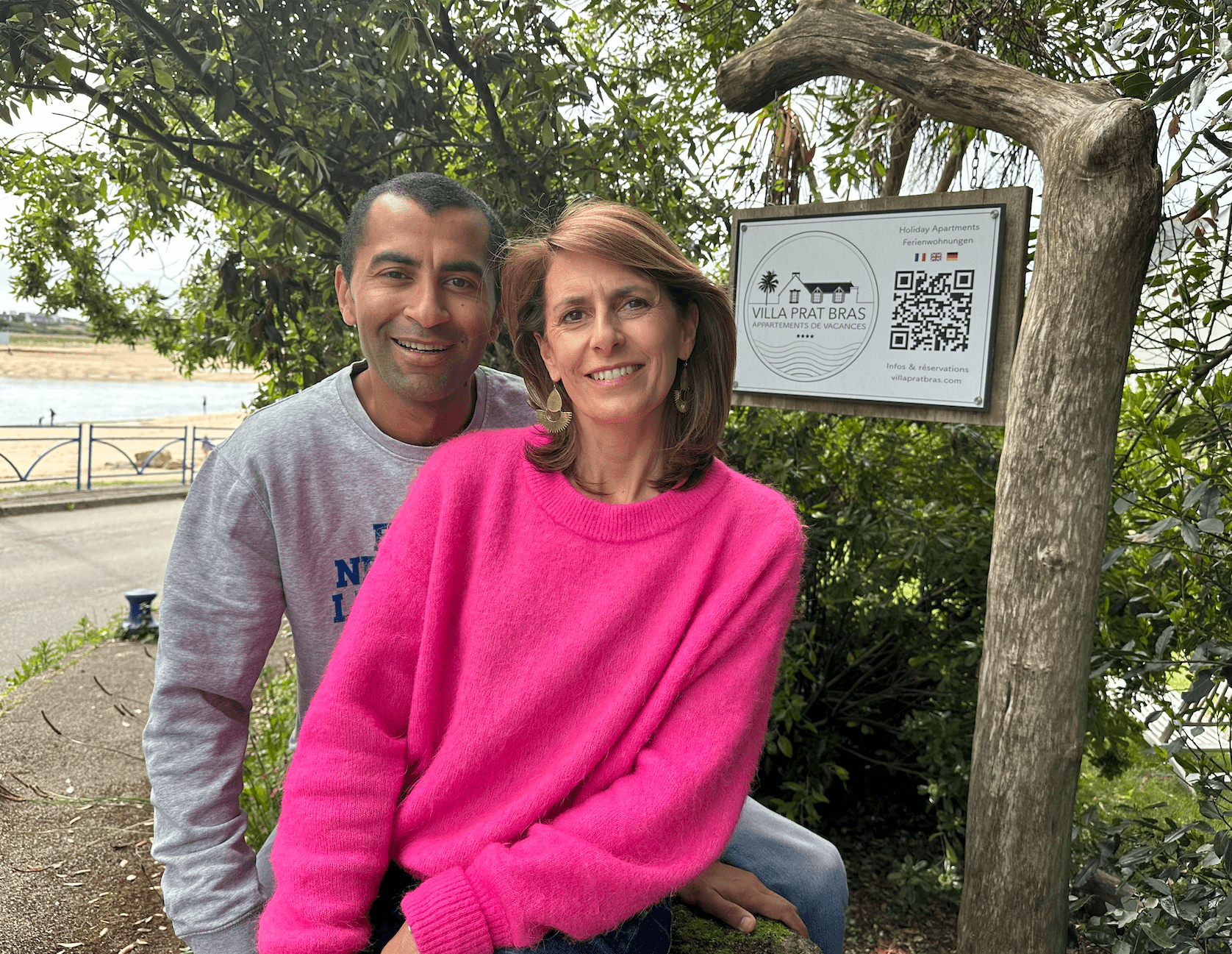 Anna et Fred devant la Villa Prat Bras, leur location en Bretagne